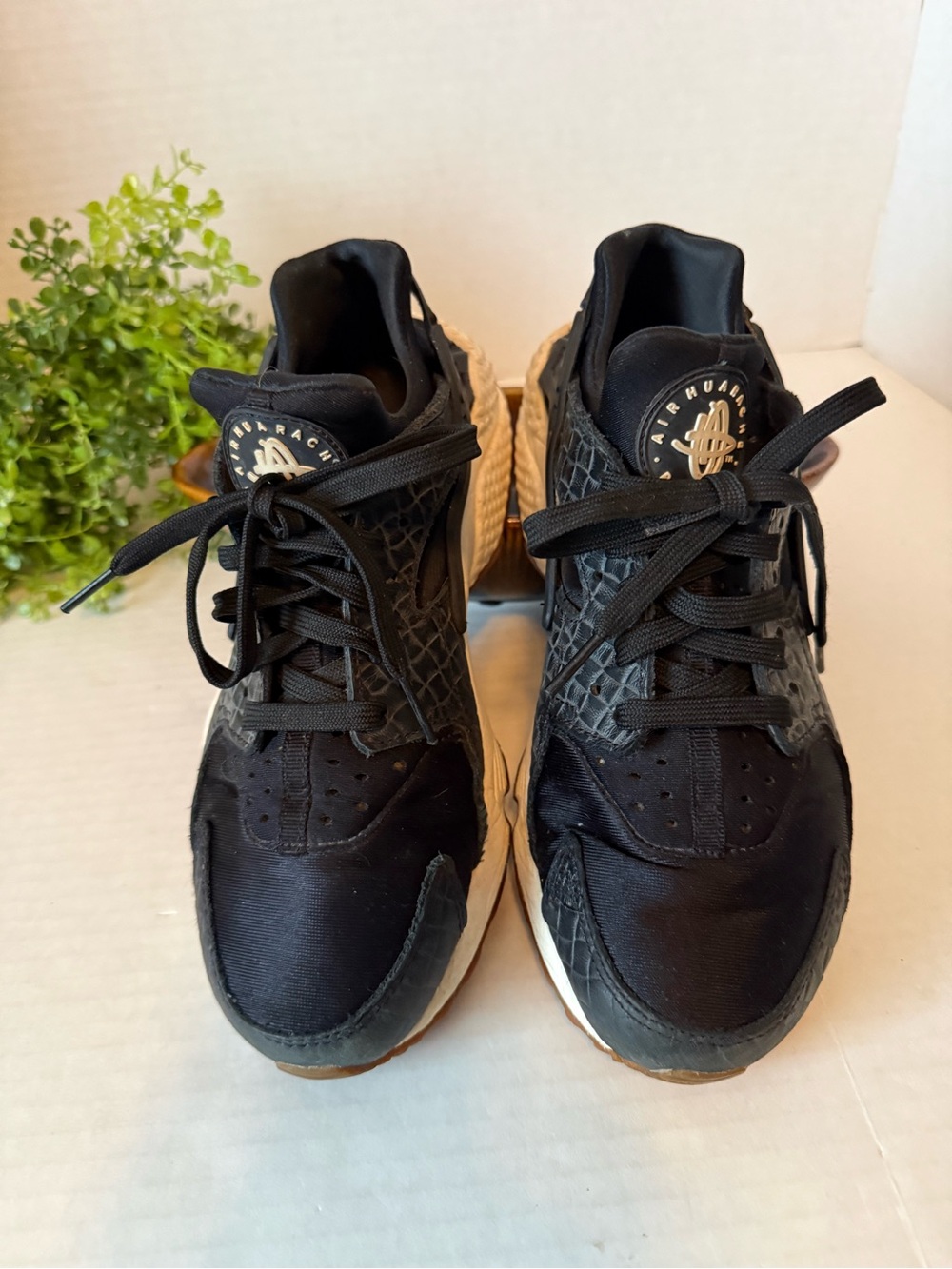 Nike Air Huarache Sneakers Size 8.5 fits small